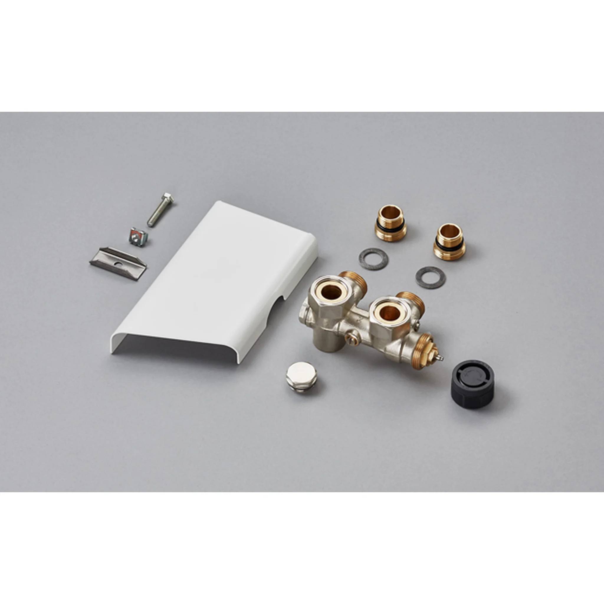 Zerlegtes Metallklempnerventil oder Armaturenteil mit weißer Abdeckung, Schrauben, Unterlegscheiben, Messingfittings und schwarzer Kappe auf grauem Hintergrund.