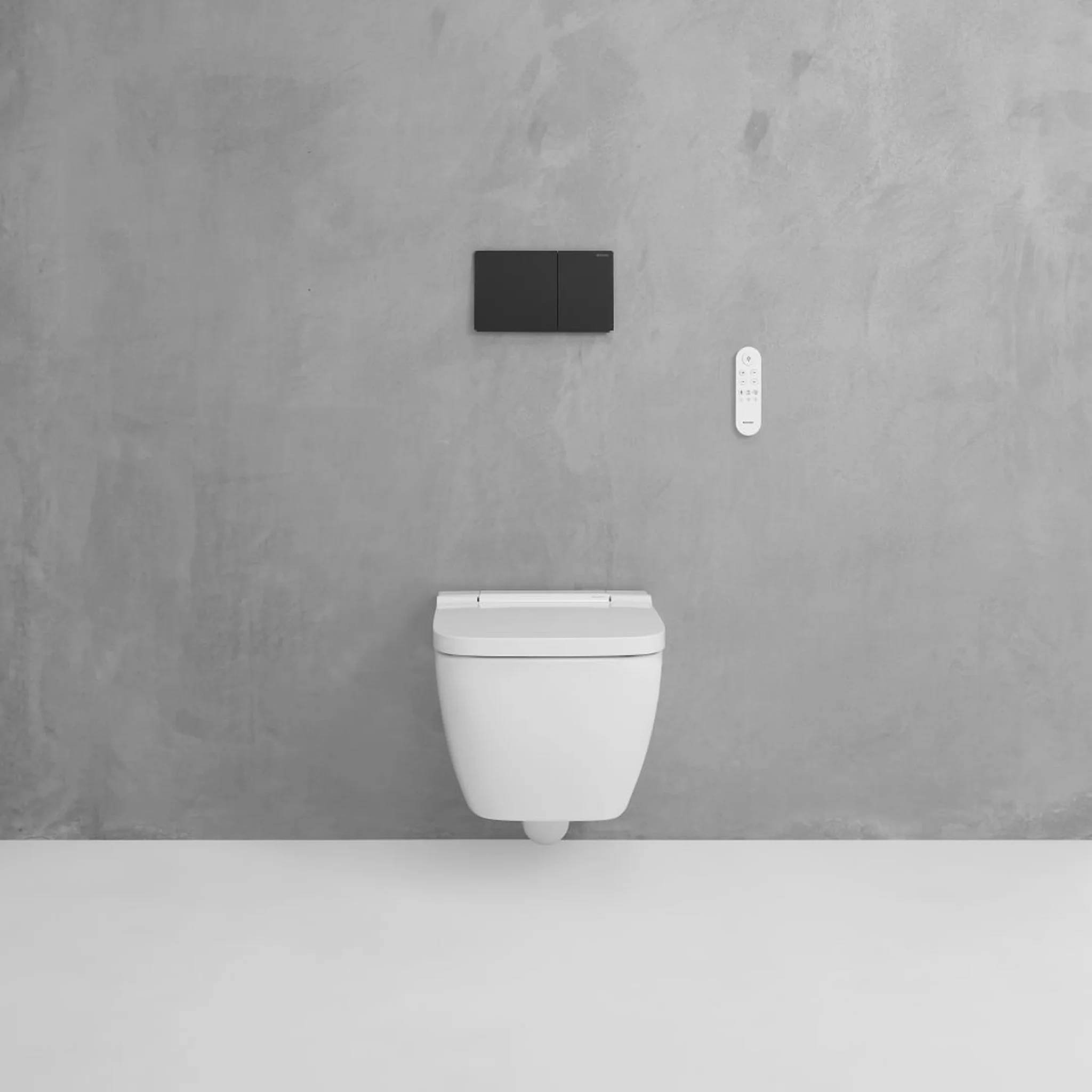 Minimalistisches modernes Badezimmer mit an der Wand montierter weißer Toilette, schwarzem Spülpanel und schlankem weißem Bedienfeld an einer grauen Wand.