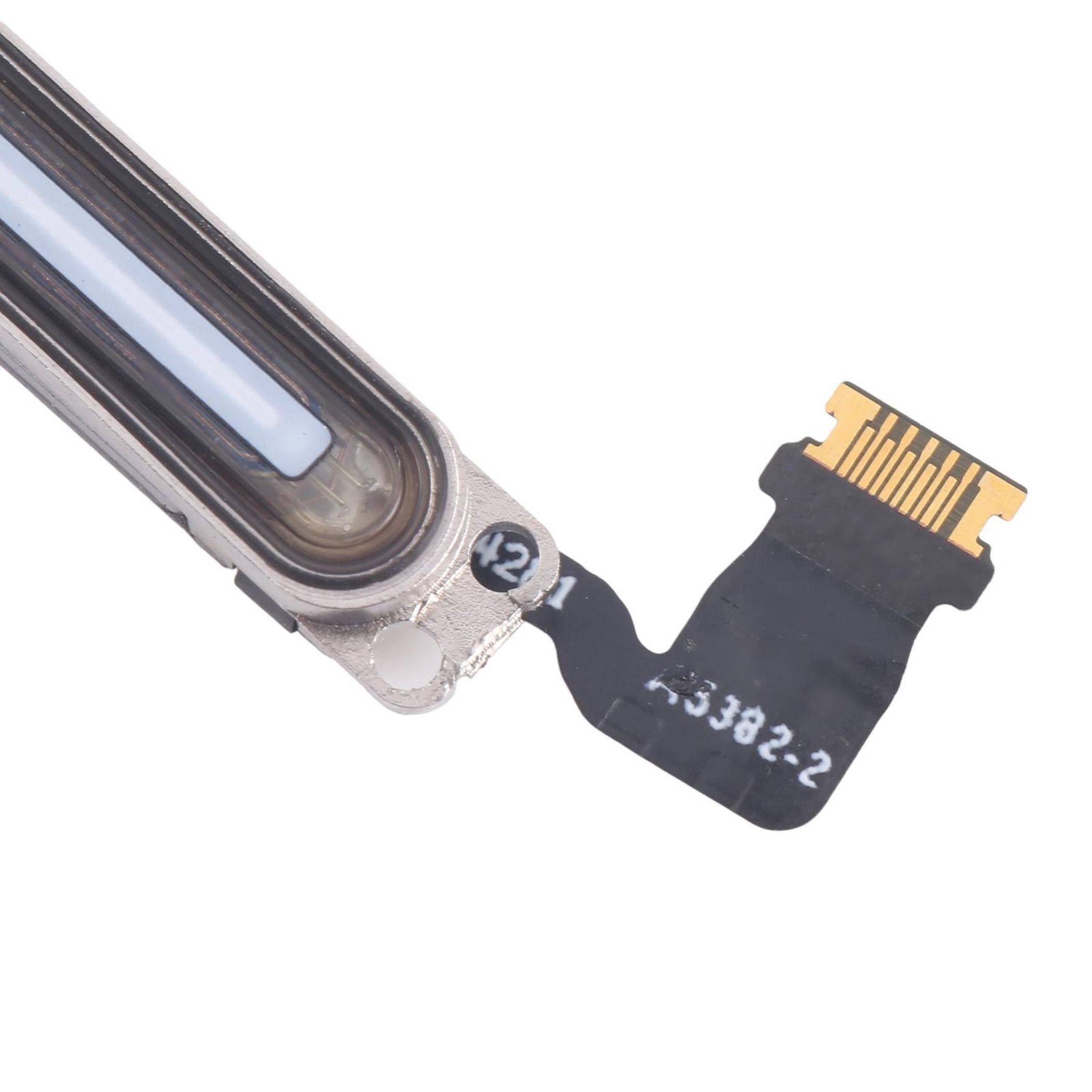 Eine Nahaufnahme eines USB-C-Anschlussverbinders mit einem flachen Flachbandkabel, der einen metallischen Finish und detaillierte Verkabelungsstrukturen zeigt.