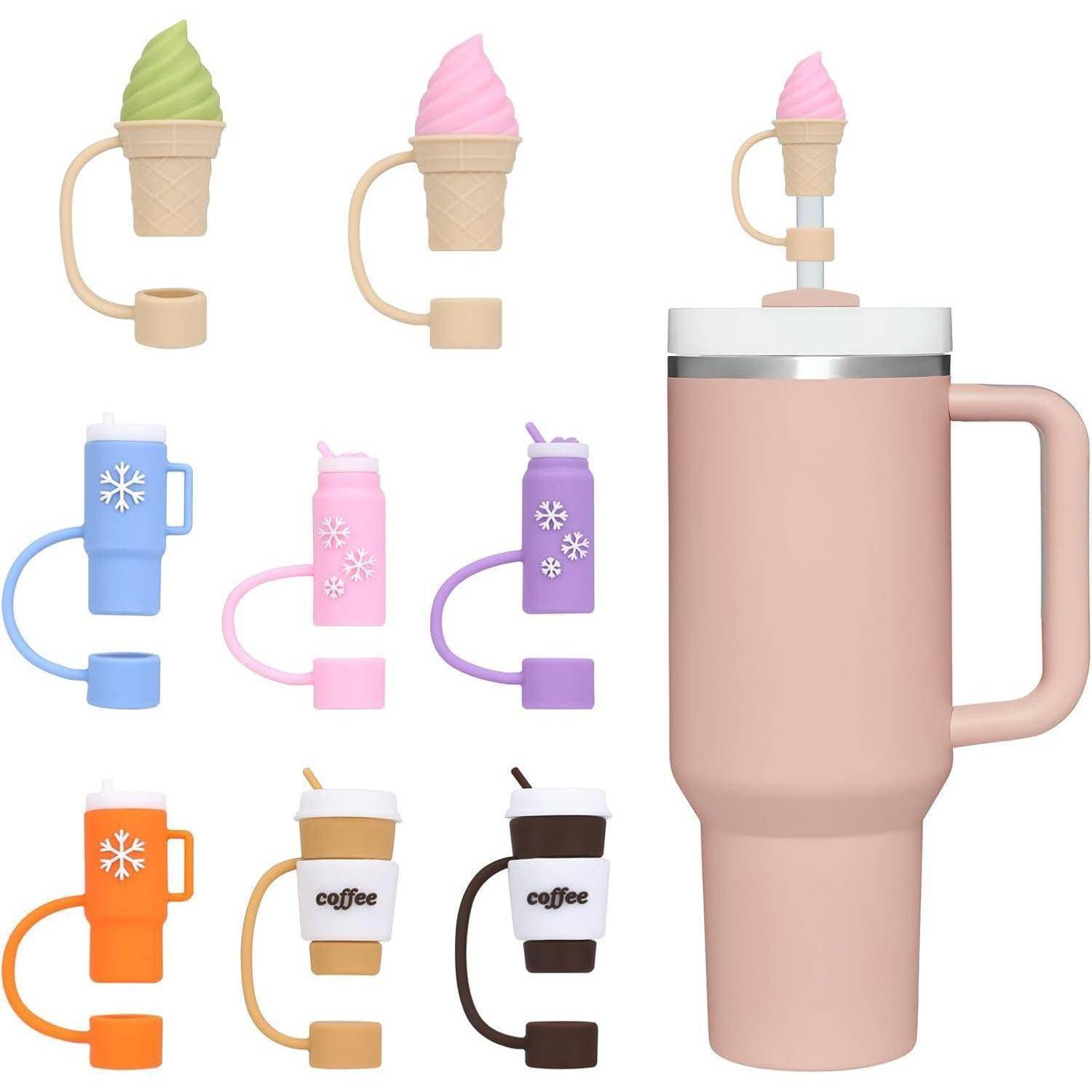 Eine Sammlung bunter Deckel in Form von Eistüten, einer Schneeflocke und Kaffeetassen, neben einer großen rosa Tasse mit Henkel.