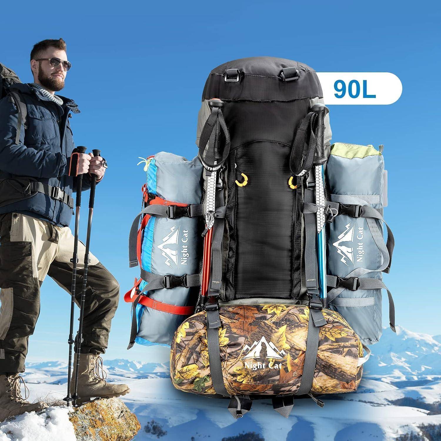 Ein Wanderer mit einer Winterjacke und Sonnenbrille steht auf einem verschneiten Berg und hält Wanderstöcke. Der Fokus liegt auf einem 90-Liter-Rucksack neben ihm.