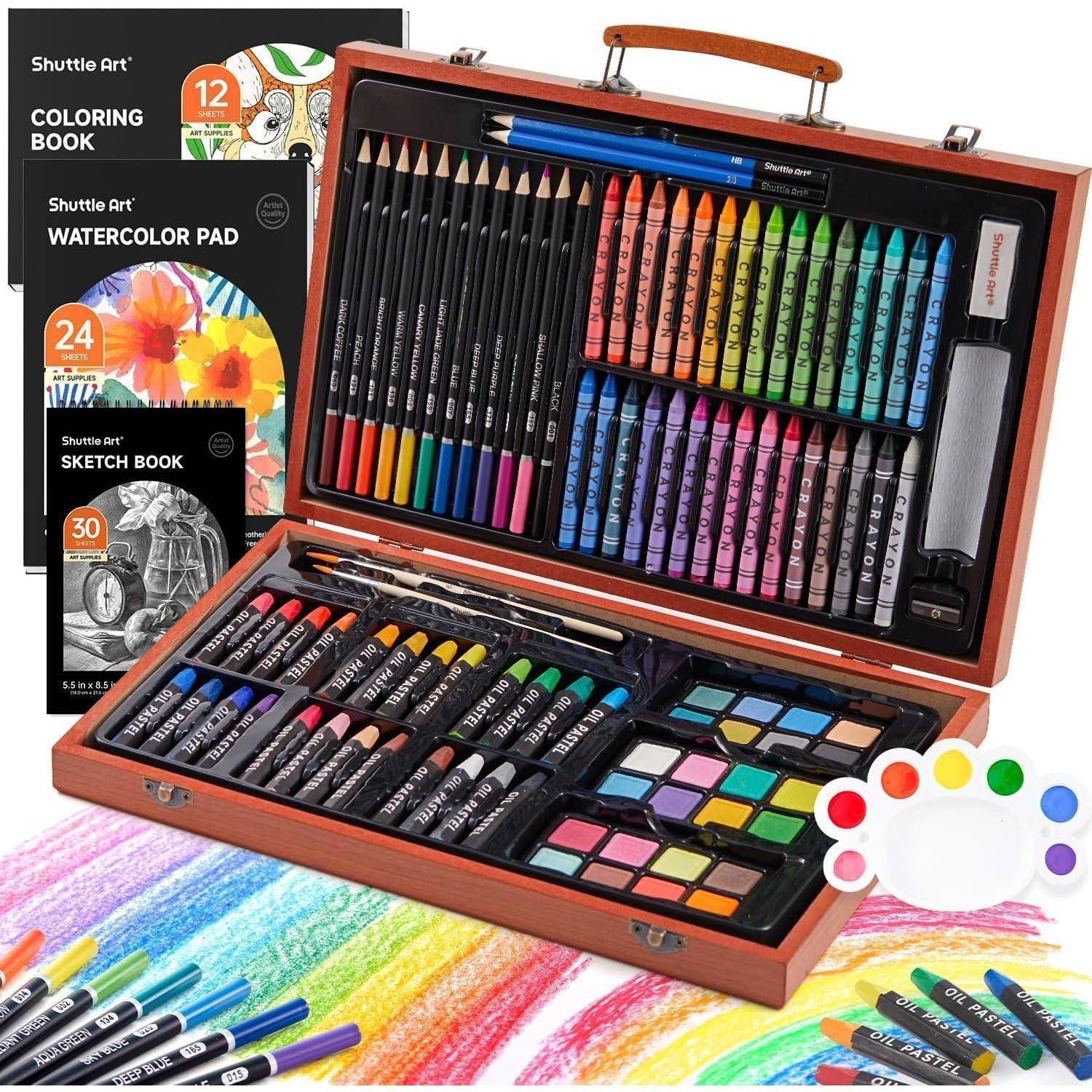 Kunstset umfasst Buntstifte, Wachsmalkreiden, Aquarellblöcke, Ölpastellkreiden, Skizzenbuch und Farbpalette in einer Holzbox.