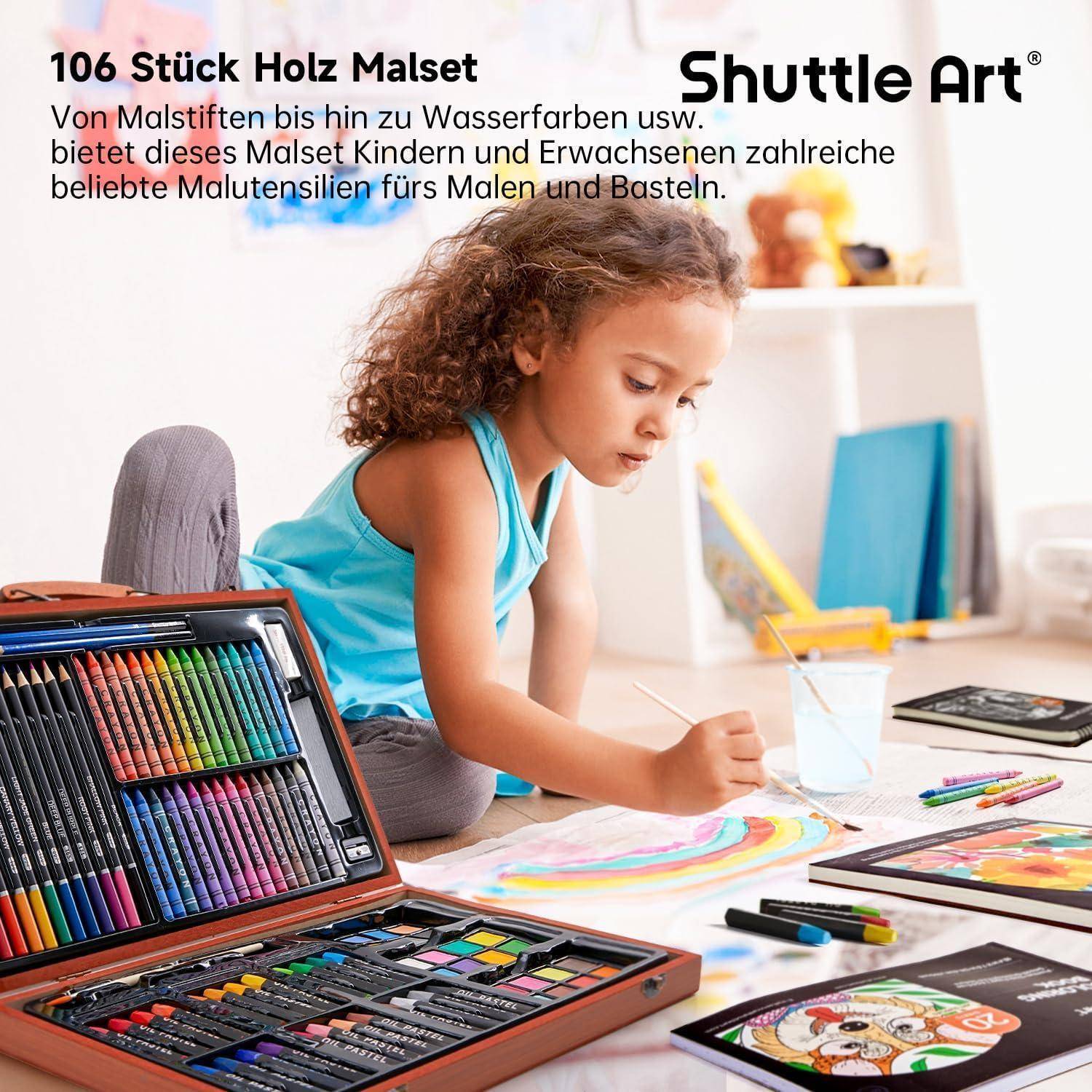 Kind malt mit Buntstiften aus einem großen Kunstset. Text: 106-teiliges Holz-Malset. Shuttle Art.