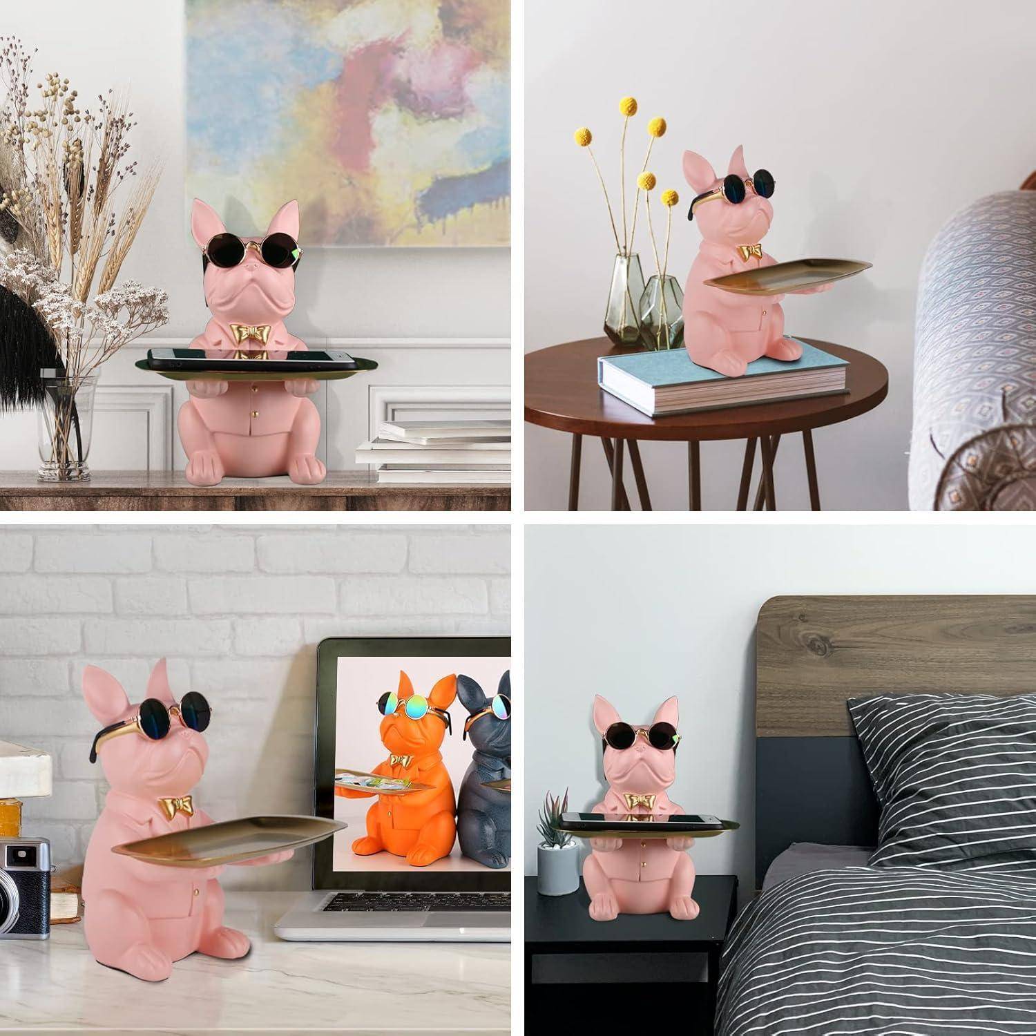 Eine rosa Hasenfigur mit Sonnenbrille trägt ein Tablett. In verschiedenen Umgebungen auf Tischen platziert, wie in einer Lounge und im Schlafzimmer, wird sie als Dekoration verwendet.