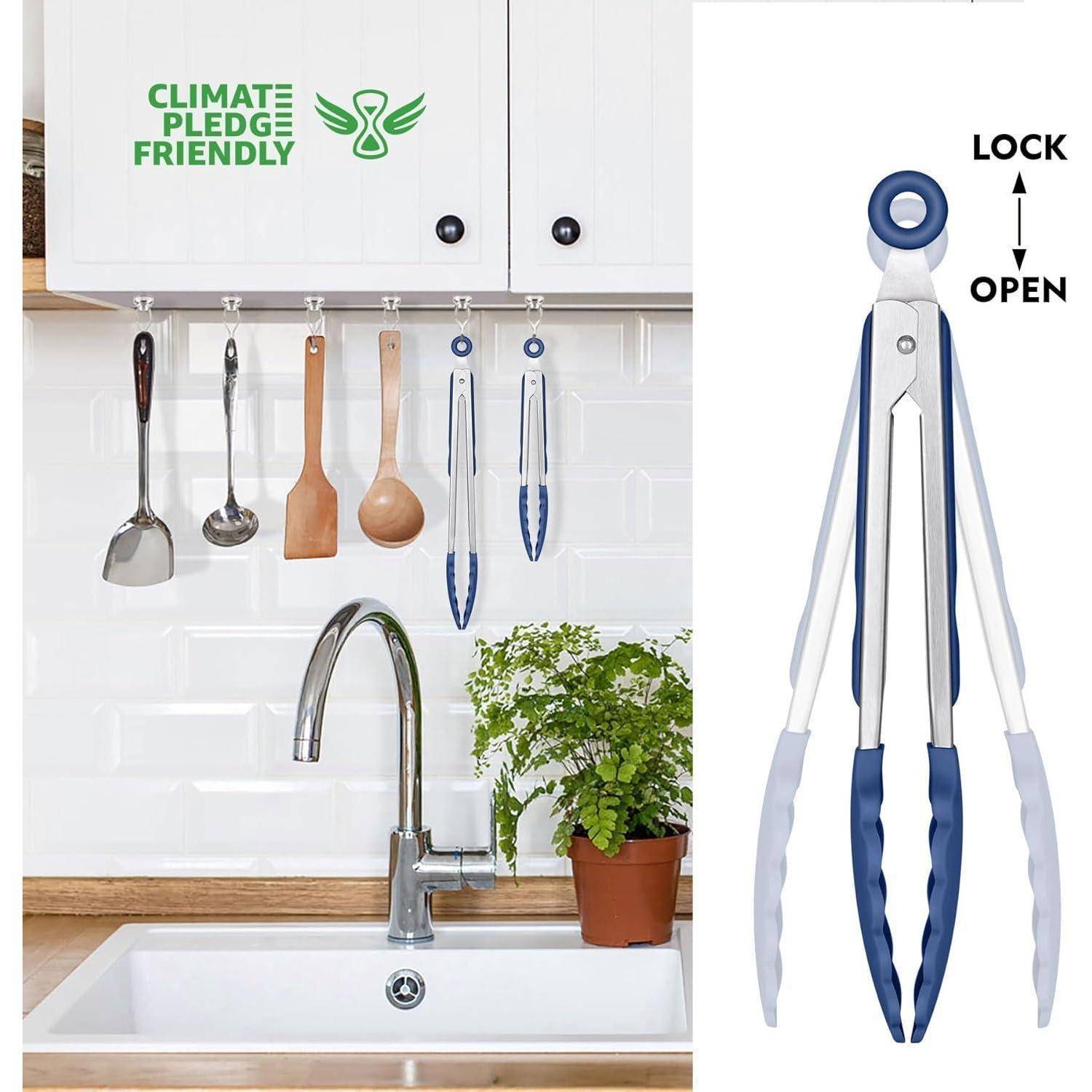 Ein Set von Kochzangen mit Silikonspitzen wird in einer Küche hängend gezeigt. Das Bild hebt umweltfreundliche Produkte hervor, die dem 'Climate Pledge' entsprechen.