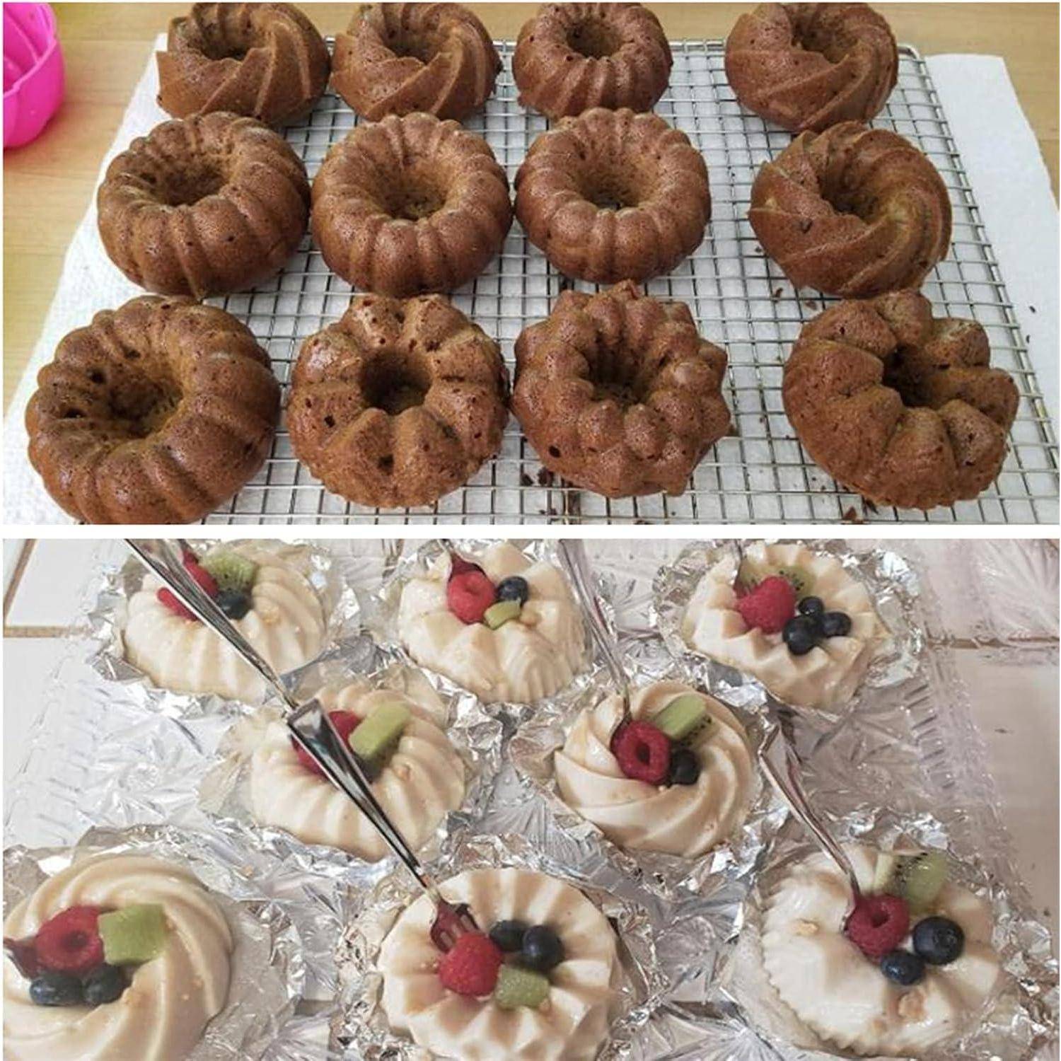 Verschiedene Mini-Bundt-Kuchen: Oberste Reihe zeigt braune gewürzte Kuchen auf einem Kuchengitter; unterste Reihe präsentiert weiße Kuchen mit frischer Obstgarnitur.