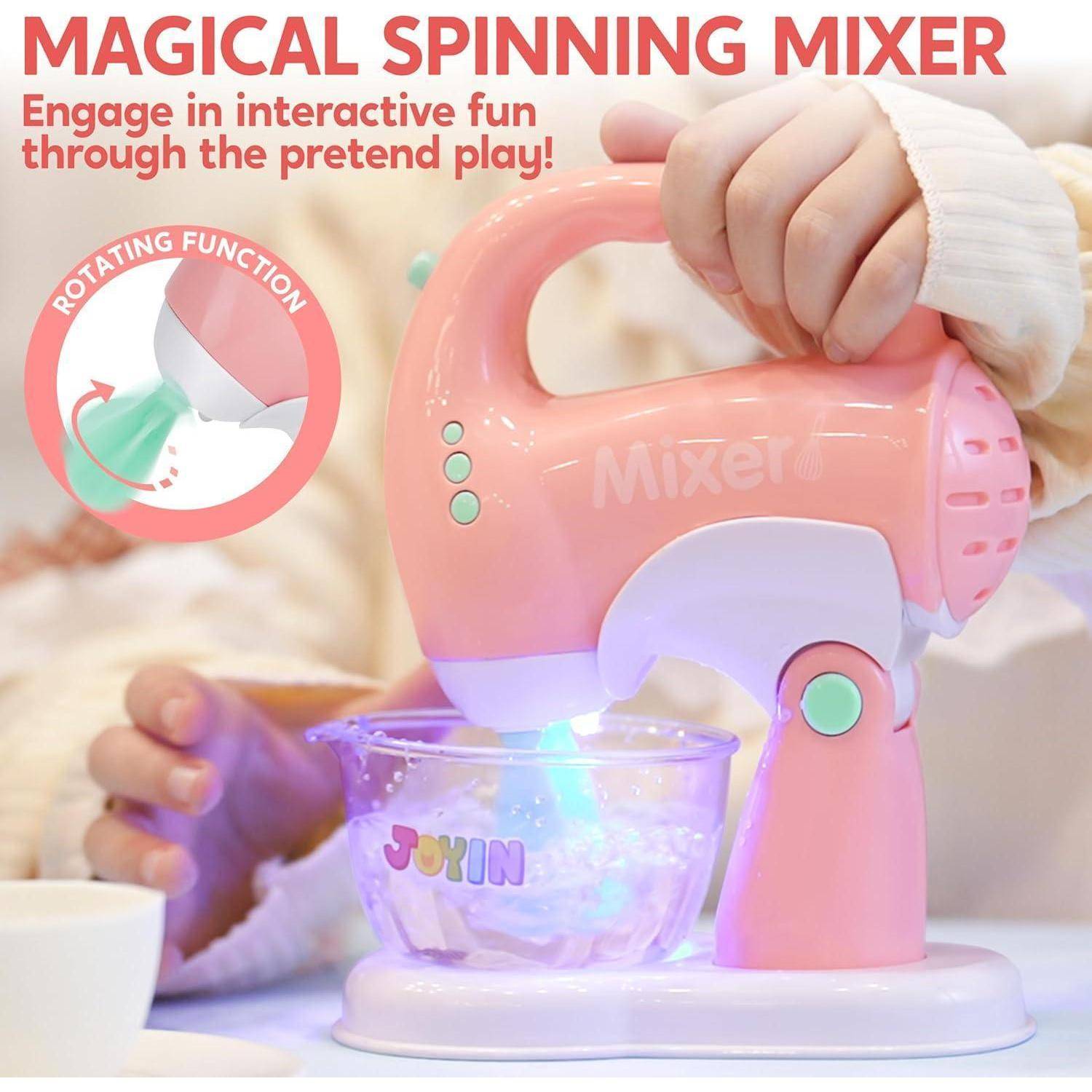 Magischer drehender Mixer, der von einem Kind benutzt wird und einen rosa Mixer mit Rotationsfunktion sowie eine durchsichtige Schüssel mit der Aufschrift 
