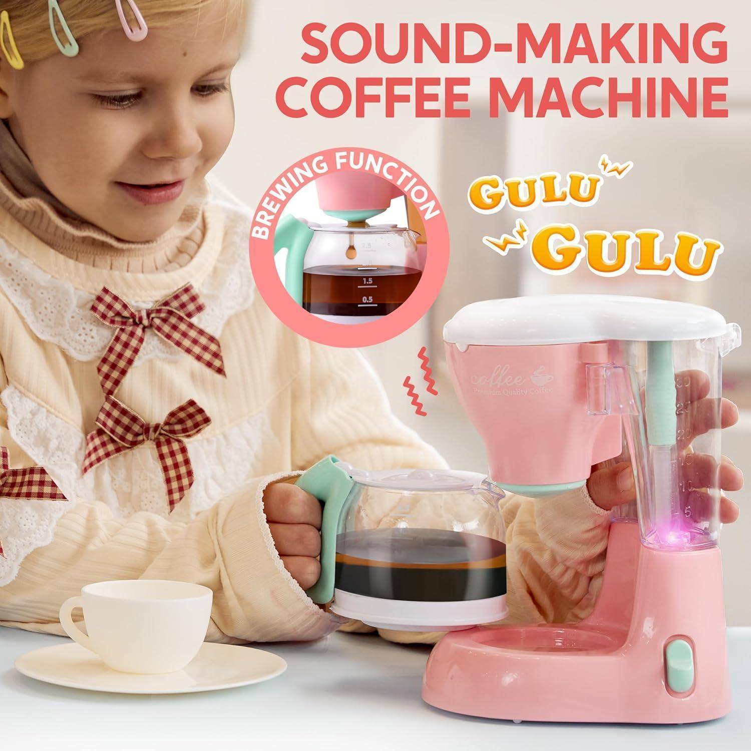 Ein Kind sitzt mit einer Spielzeug-Kaffeemaschine. Text lautet ‚Geräusch-Erzeugende Kaffeemaschine' mit ‚Breh-Funktion' in einem Kreis und ‚Gulu' in verspielter Schrift.