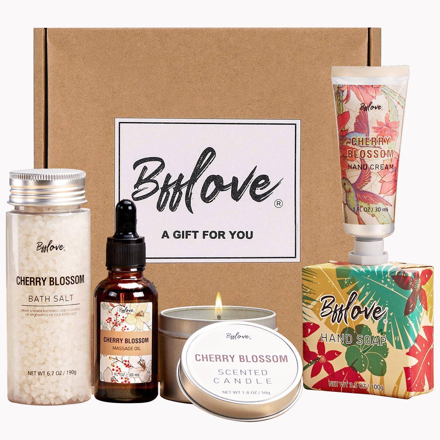 Bff Love' Geschenkset mit Kirschblüten-Badesalz, Massageöl, Handcreme, Duftkerze und Handseife, in einer braunen Box präsentiert.