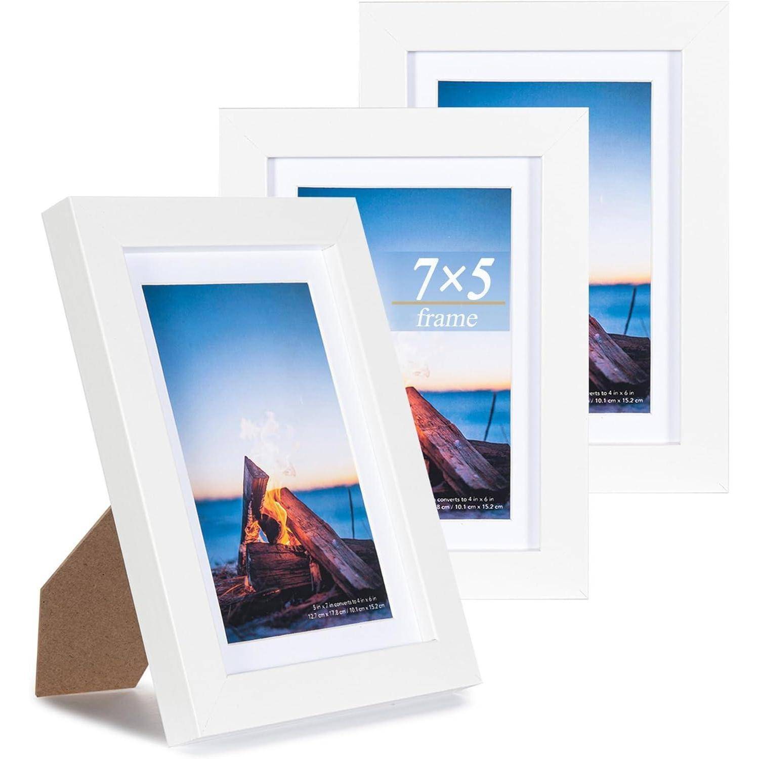 Drei weiße Fotorahmen im Format 7x5 mit Aufstellfüßen, die jeweils ein Bild eines Holzstegs bei Sonnenuntergang zeigen.