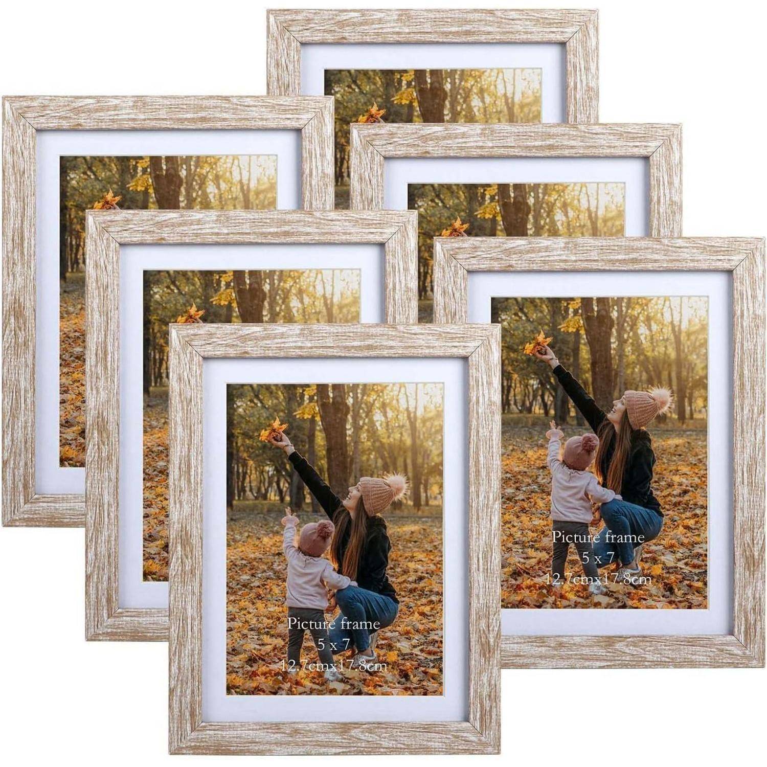 Sechsteilige Sammlung von Holzbilderrahmen, die eine Mutter und ihr Kind zeigen, die im Herbstwald mit Blättern spielen. Jeder Rahmen hat eine Größe von 5x7 Zoll.