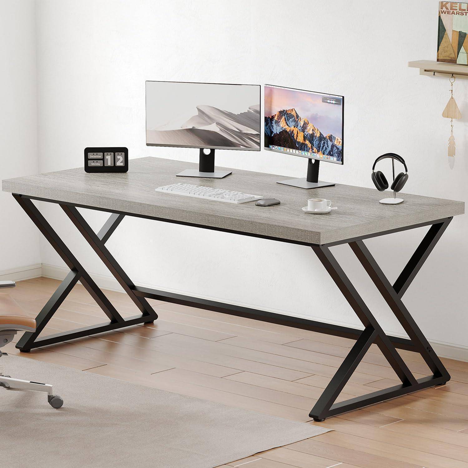 Ein minimalistisches Home-Office-Schreibtisch-Setup mit zwei Monitoren, Tastatur und Kopfhörern. Modernes Design mit schlanken, eckigen Metallbeinen.