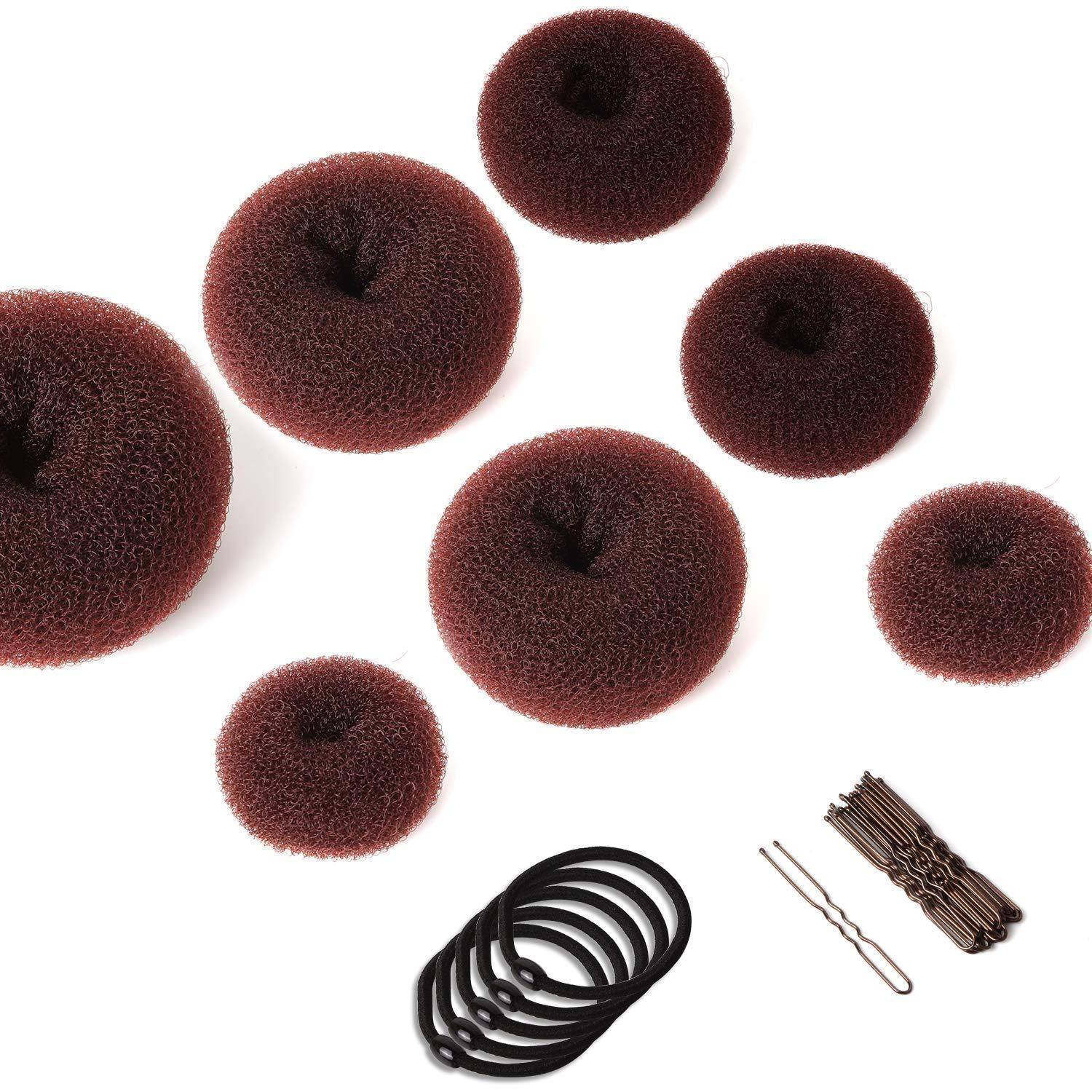 Haardonuts in brauner Farbe in verschiedenen Größen, schwarze Haargummis und Haarspangen sind auf einem weißen Hintergrund angeordnet.