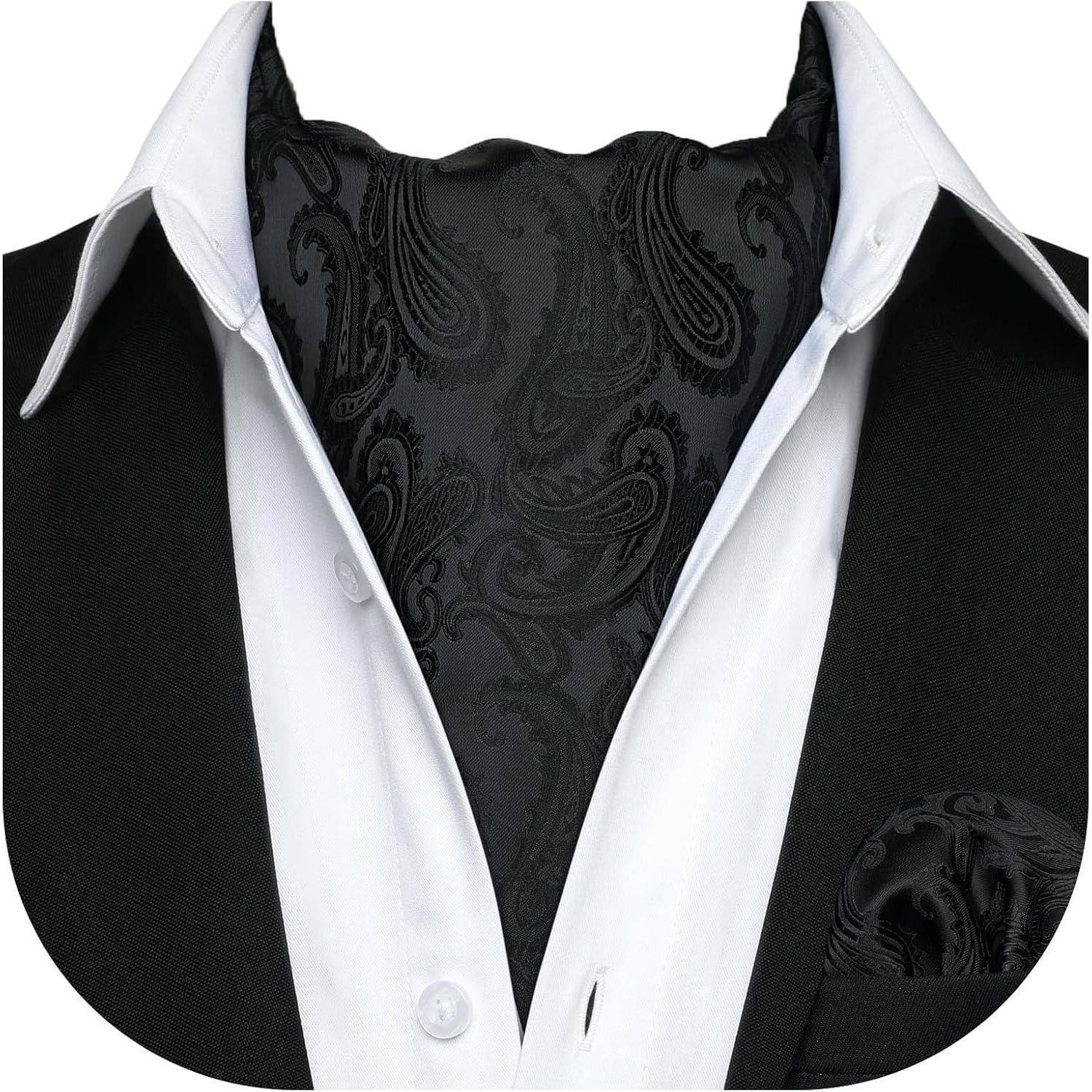 Eine schwarze Paisley-Krawatte und ein Einstecktuch werden mit einem weißen Hemd und einer schwarzen Jackett kombiniert, wodurch ein eleganter Abendanzug entsteht.