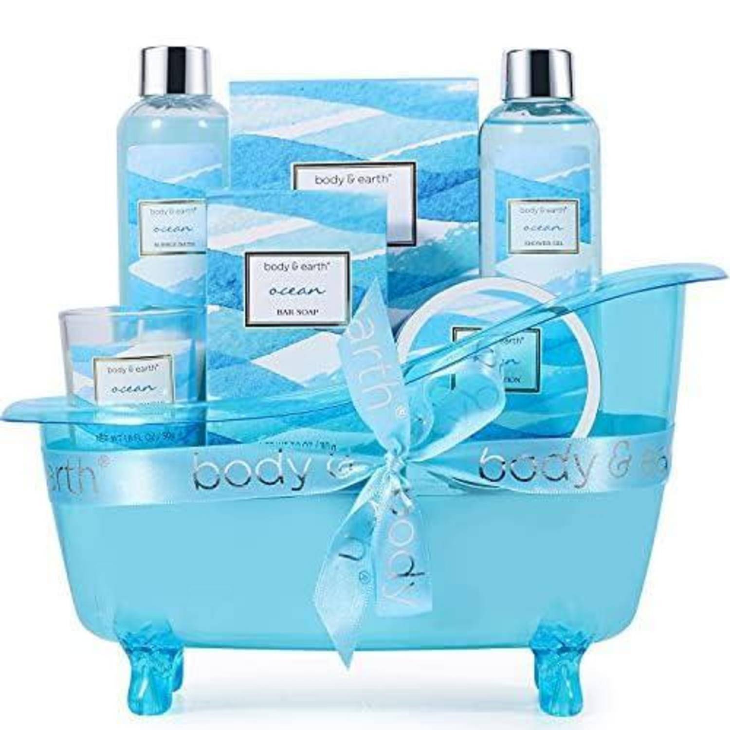 Ein blaues Spa-Geschenkset mit Badesalz, Lotion, Duschgel und einer Kerze in einer Mini-Badewanne, mit der Aufschrift 