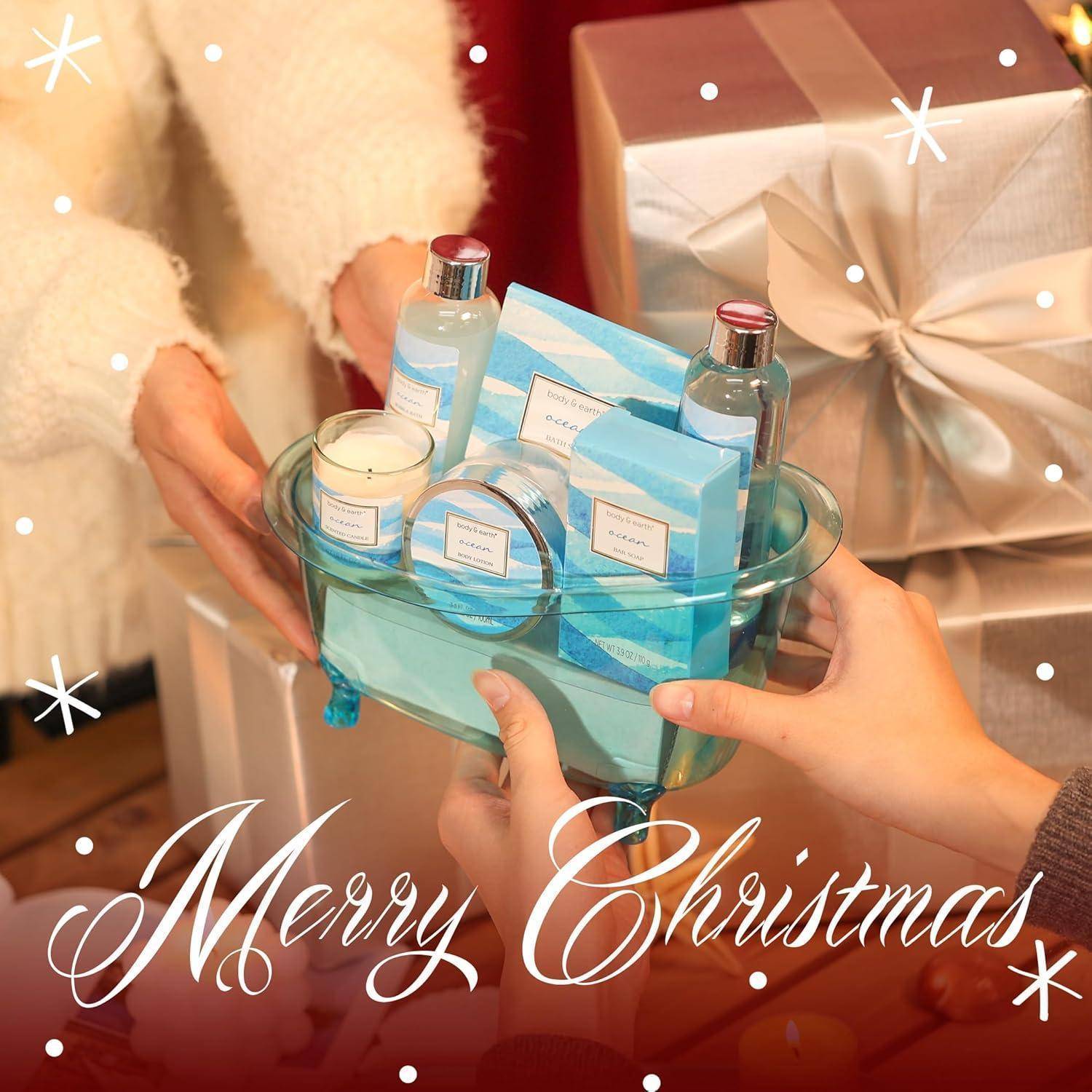 Zwei Personen, die einen Geschenkkorb mit Badeprodukten austauschen. Text in eleganter Schrift am unteren Rand liest: 'Frohe Weihnachten