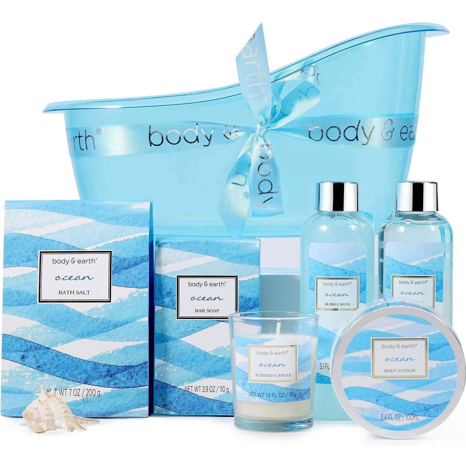Meeres-Themen Badegeschenk-Set mit Badesalz, Duschgel, Körperlotion und Kerze in blauer Verpackung. Dekorativer blauer Behälter und Muschel inklusive.