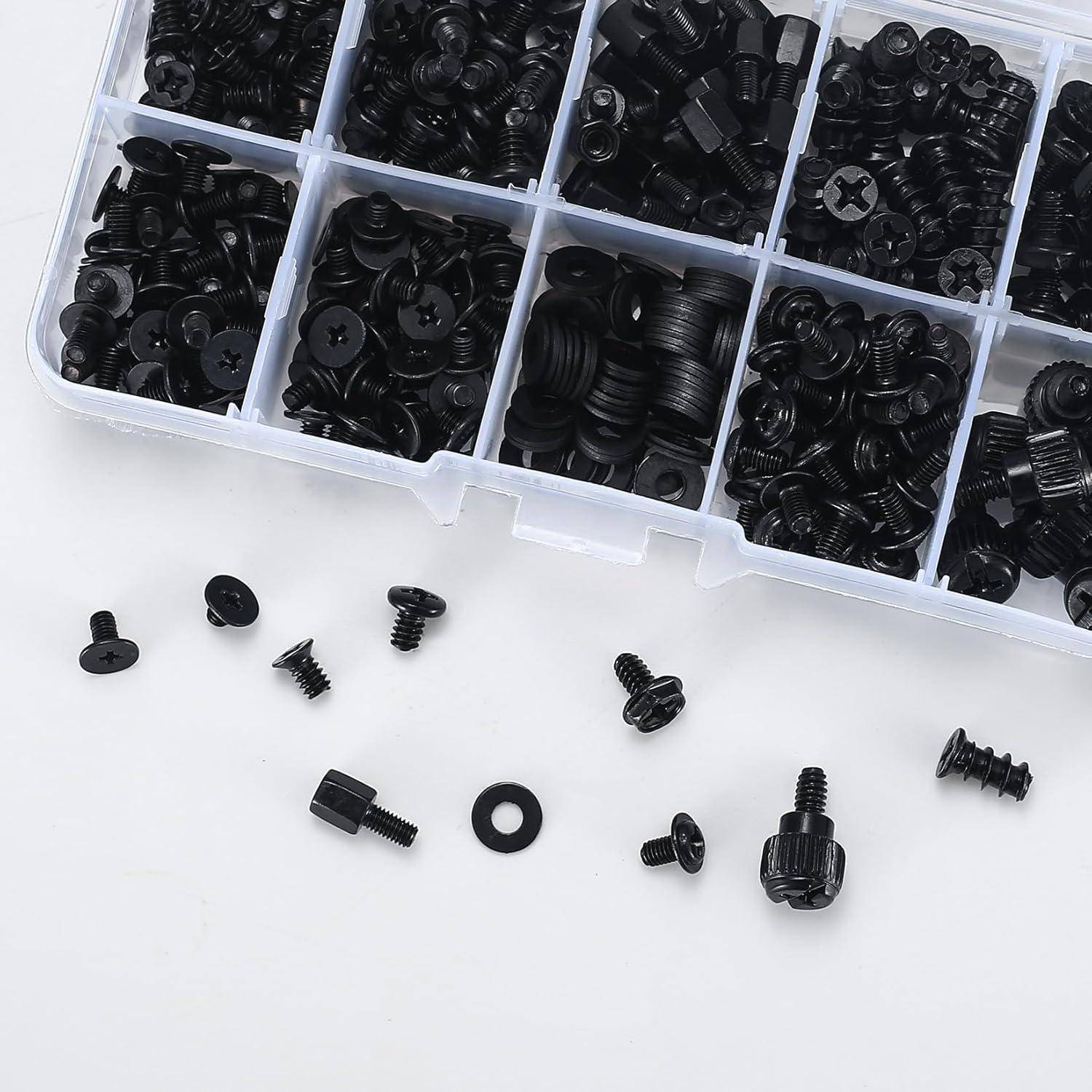 Eine Aufbewahrungsbox mit Unterteilungen, die verschiedene schwarze Kunststoffbefestigungen und Schrauben enthält. Einige Teile sind neben der Box auf einer weißen Oberfläche angeordnet.