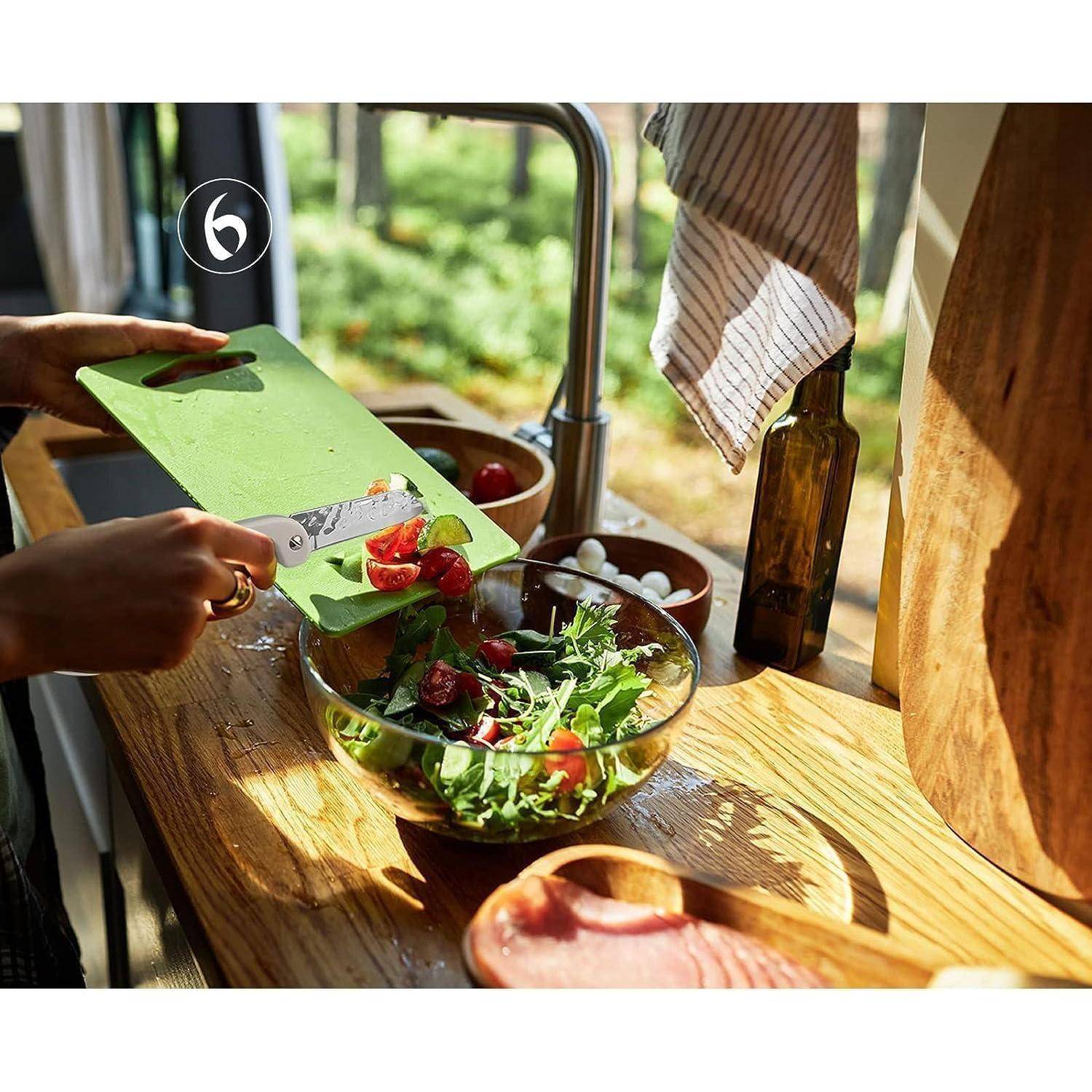 Eine Person bereitet einen frischen Salat mit Rucola, Tomaten und Mozzarella in einer sonnendurchfluteten Küche, was einen natürlichen, gesunden Lebensstil widerspiegelt.