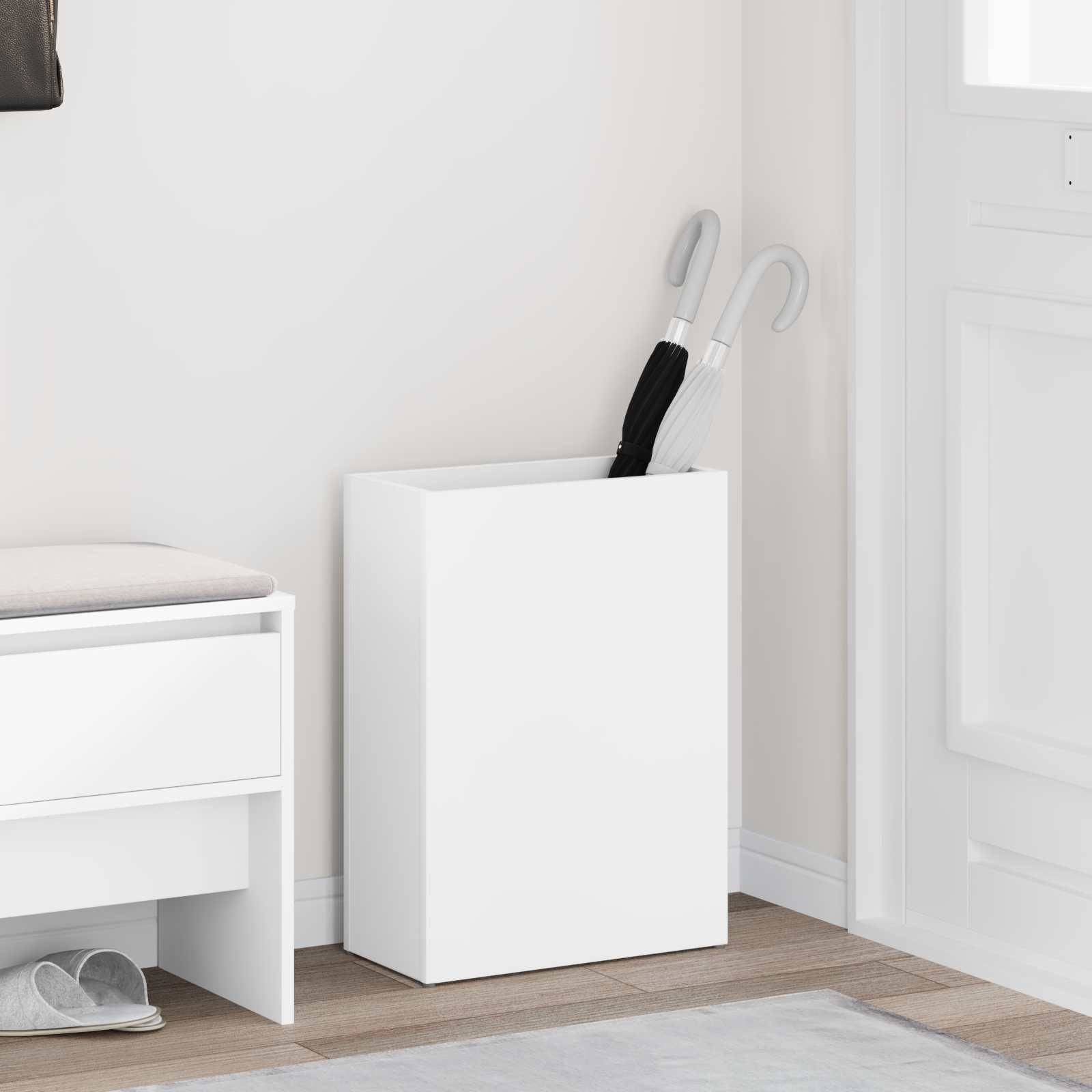Eine minimalistische Diele zeigt eine Bank mit einem gepolsterten Sitz, eine weiße Aufbewahrungsbox mit zwei Regenschirmen und einen Holzboden.