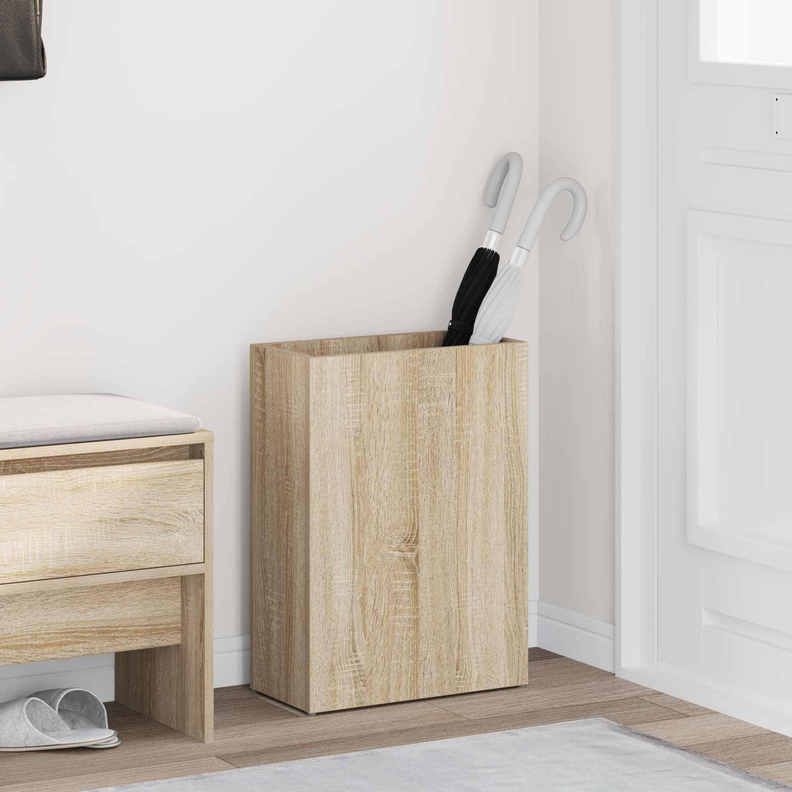 Eingangsbereiche mit einer Holzschuhablage-Bank und einem Schirmständer, in dem zwei Schirme stehen. Ein Mantel hängt an einem Wandhaken über der Bank.