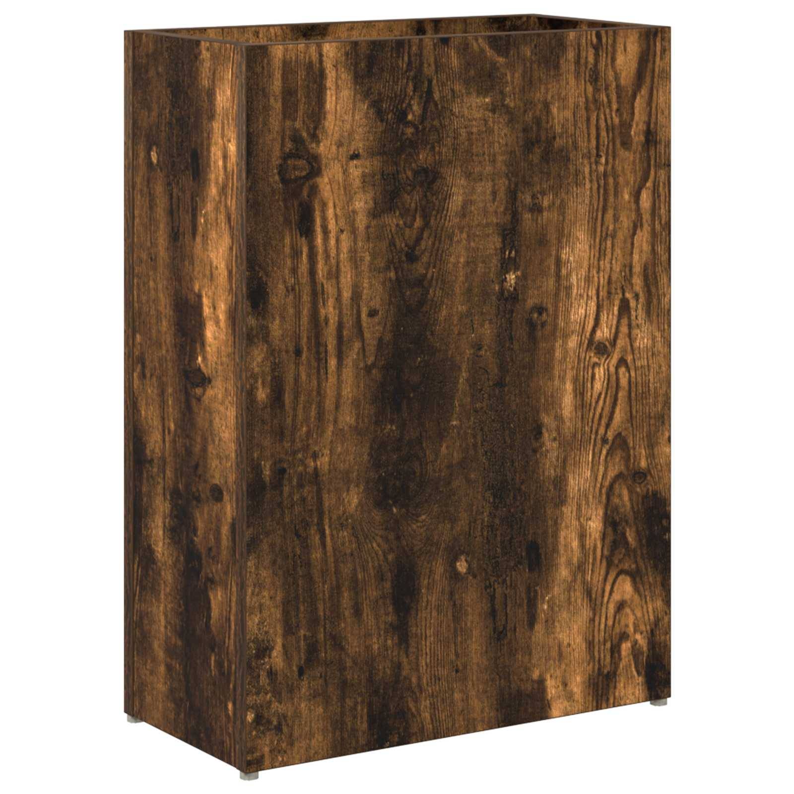 Eine hohe, rechteckige Holzlautsprecherbox mit einer rustikalen, dunklen Holzmaserung.