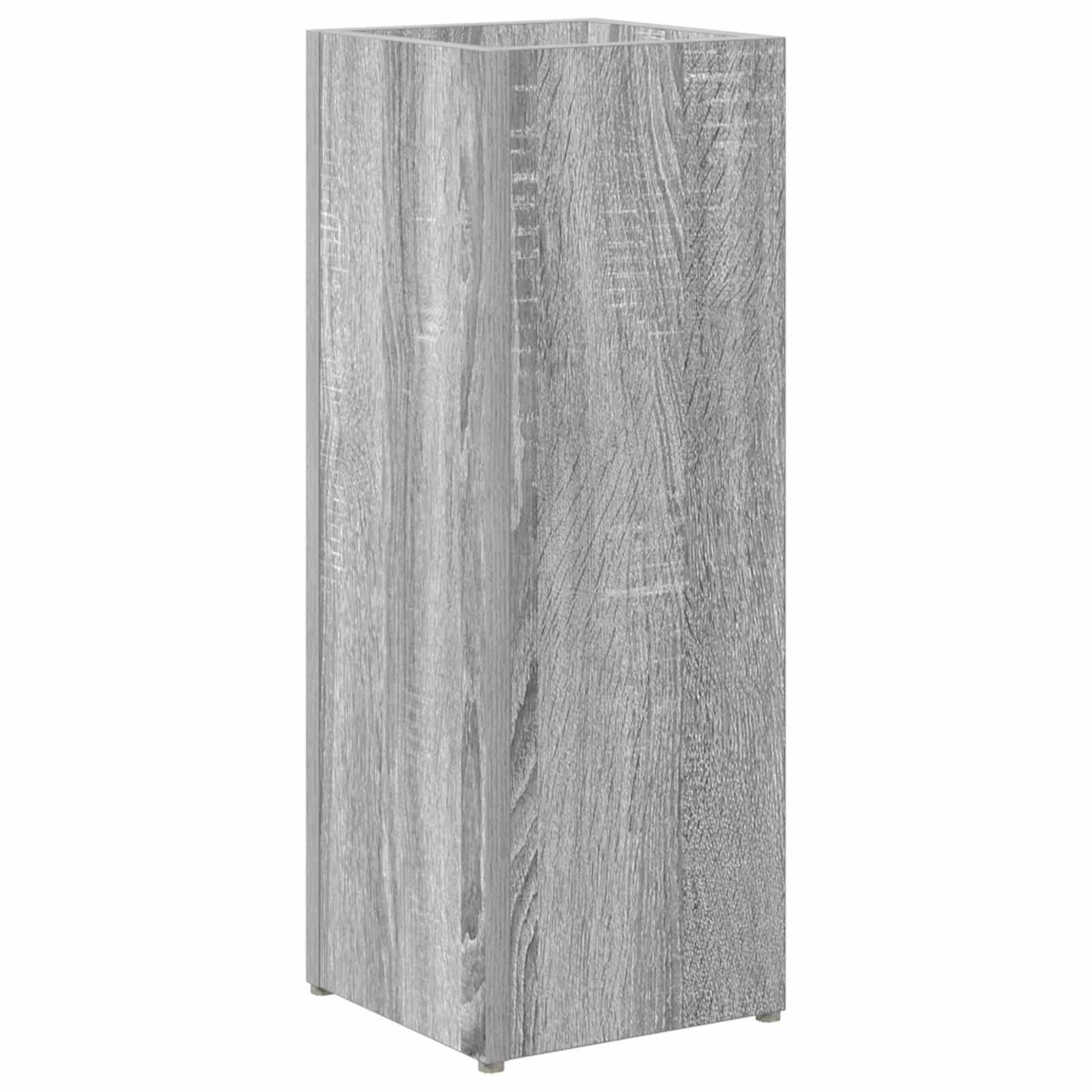 Eine hohe, rechteckige Holzsäule mit einer grauen, strukturierten Oberfläche, die aufrecht steht.