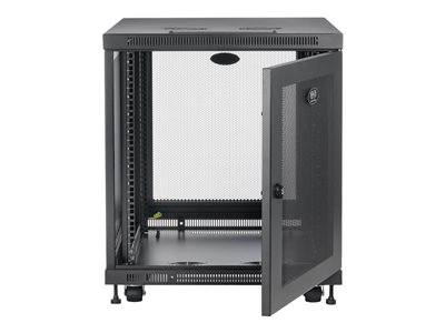 Ein schwarzes, metallenes Servergestell mit einer Gittertür, offen, um den Innenraum für die Geräteinstallation zu zeigen. Auf kleinen Füßen erhöht für Stabilität.