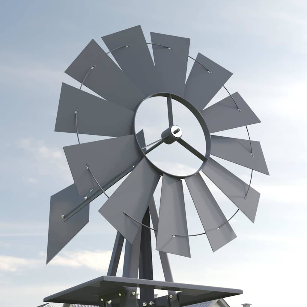 Eine Nahaufnahme einer Windmühle mit Metallflügeln vor einem klaren blauen Himmel, die eine erneuerbare Energiequelle einfängt.