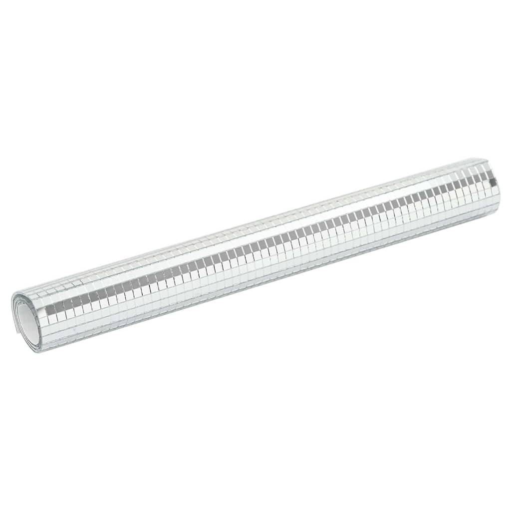 Eine Rolle reflektierender silberner Folie, die für dekorative Zwecke oder zum Einwickeln verwendet wird und ein Gitternetzmusters auf ihrer Oberfläche aufweist.