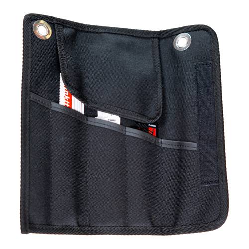 Eine schwarze, mehrere Taschen umfassende Werkzeugtasche mit sichtbaren Fächern und einer teilweisen Ansicht einer rot-weißen Verpackung in einem der Fächer.