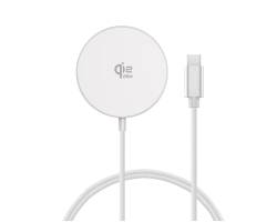 Weiße runde Qi-Wireless-Ladeplatte mit angeschlossenem Kabel und USB-C-Anschluss auf weißem Hintergrund
