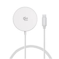 Ein weißes kreisförmiges Ladegerät mit dem 'Qi'-Logo, das über ein USB-C-Kabel angeschlossen ist und für die drahtlose Aufladung kompatibler Geräte entwickelt wurde.
