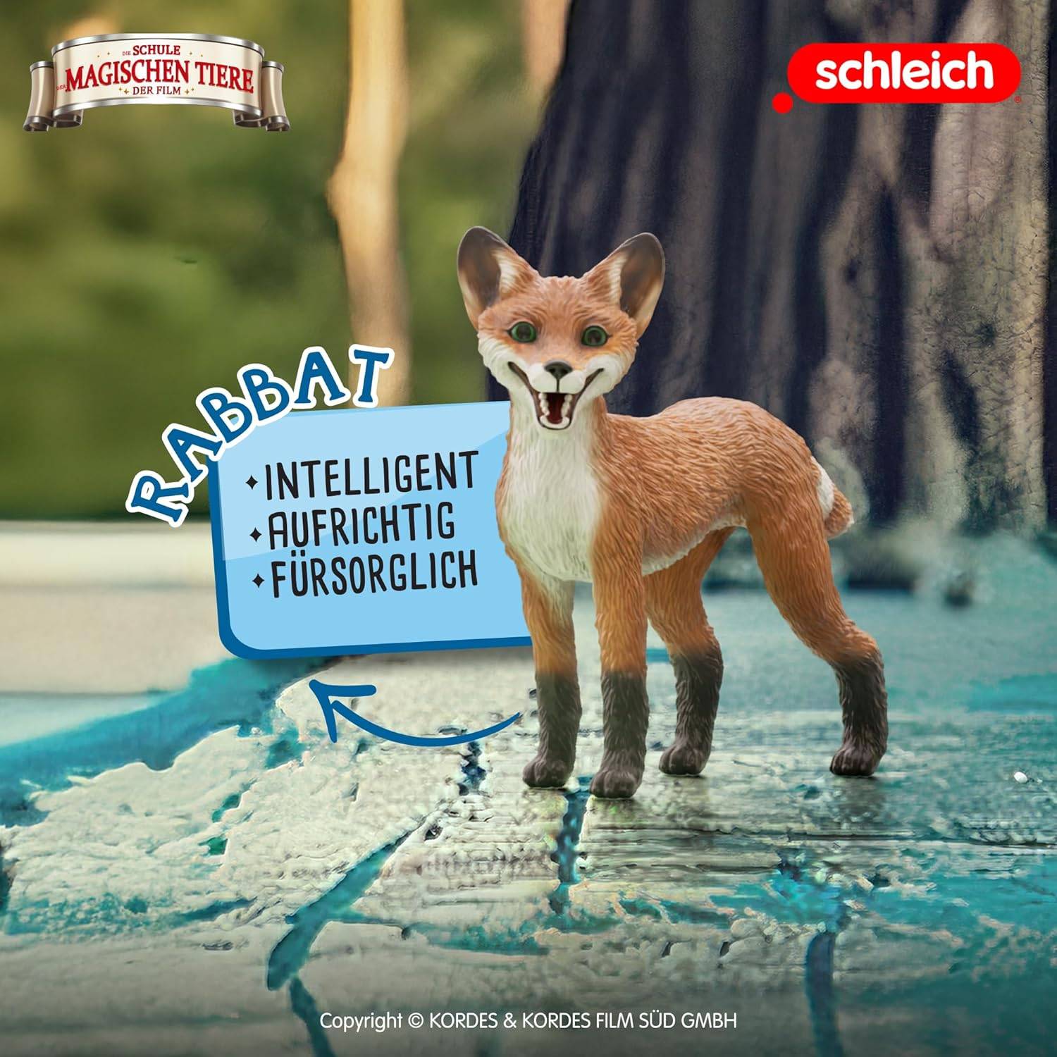 Eine rötlich-braune Fuchsfigur steht lächelnd auf einer strukturierten Oberfläche, neben einem Schild, das 