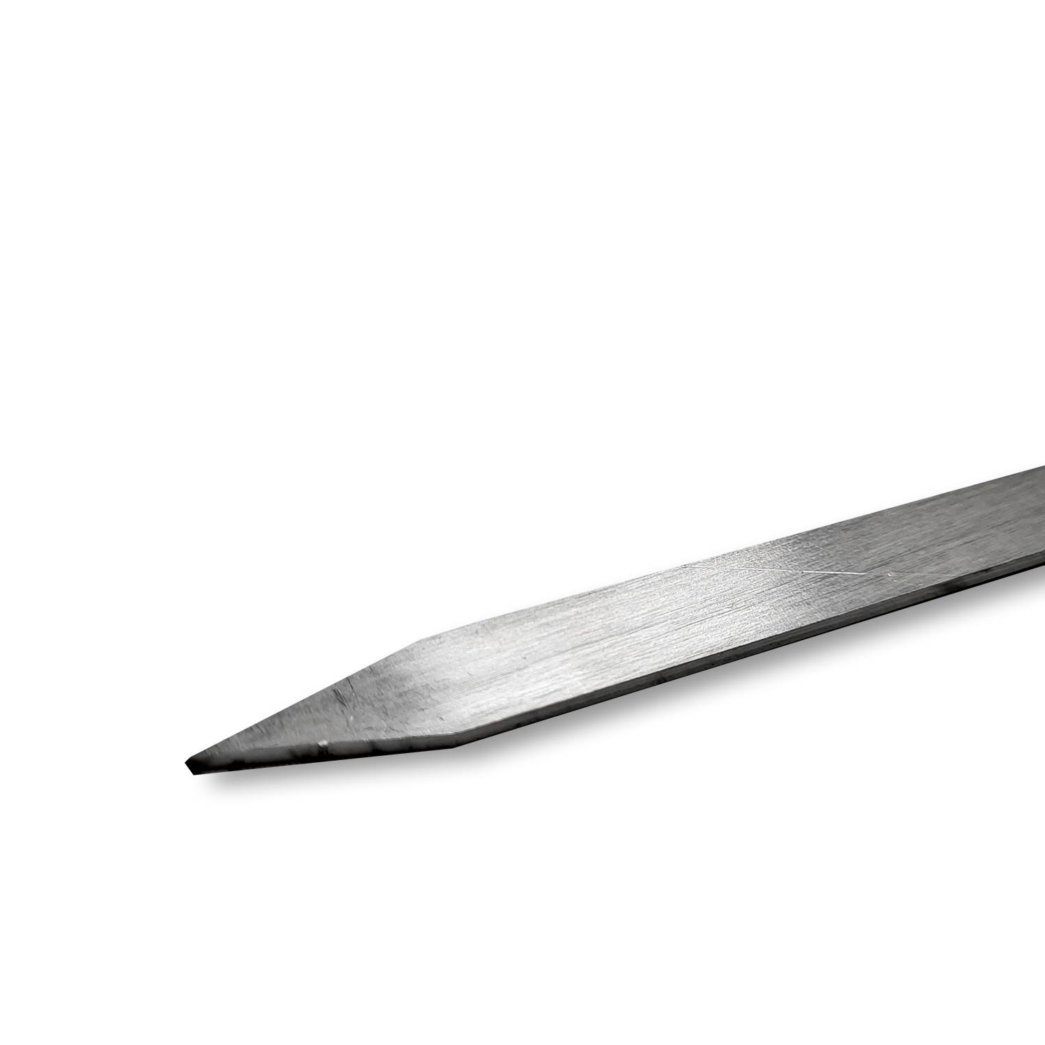 Ein Metallpflock mit einer spitzen Spitze, horizontal gegen einen schlichten weißen Hintergrund liegend.