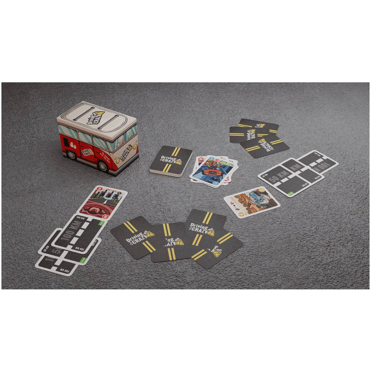 Spielkarten mit ausgelegten Zügen auf einer grauen Oberfläche; zentrale Karten zeigen 'Ticket to Ride' Design; eine Metalldose in Form eines Busses in der Nähe.