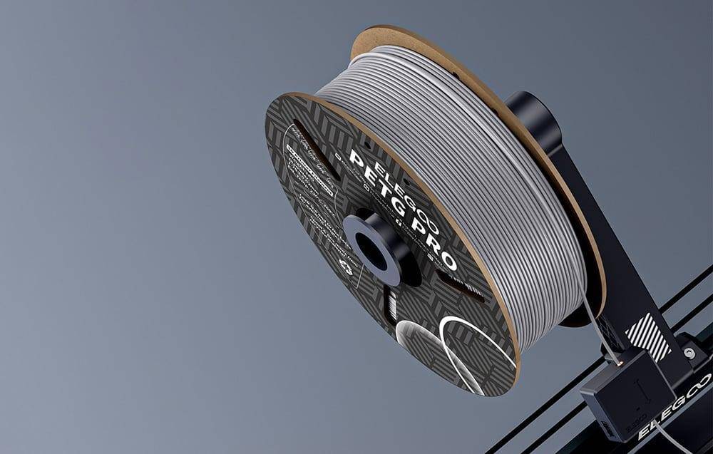 Eine Spule graues 3D-Druckfilament mit der Beschriftung 'PolyMaker PolyFlex TPU 95A' vor einem einfarbigen Hintergrund.