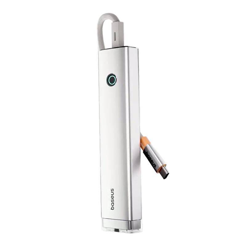 Ein silberner Multi-Port-USB-Hub mit einem USB-C- und einem USB-A-Kabel, entwickelt zum Anschluss mehrerer Geräte.