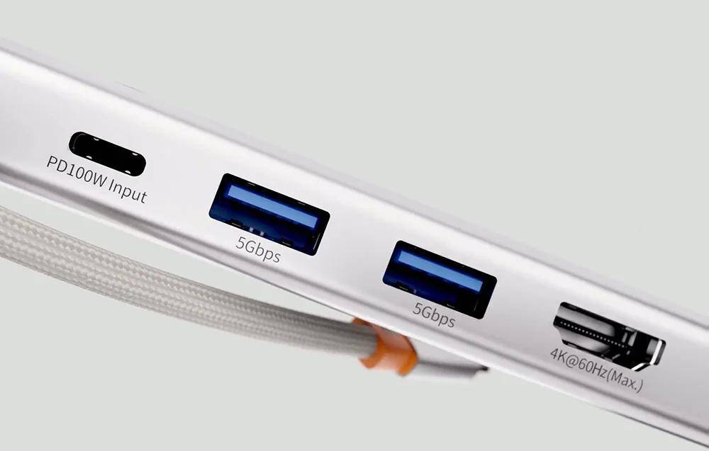 Nahaufnahme eines Tech-Geräts mit zwei USB-3.0-Anschlüssen, die mit '5 Gbit/s' gekennzeichnet sind und die Datenübertragungsgeschwindigkeit hervorheben, wobei die Konnektivitätsfunktionen betont werden.