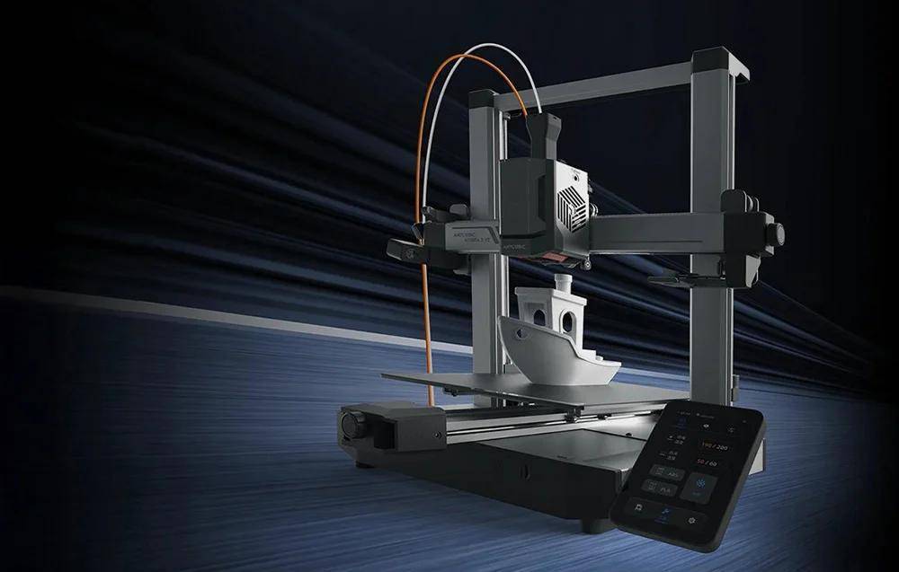 Ein 3D-Drucker, der gerade ein kleines Objekt druckt, mit sichtbarem orangefarbenem Filament, das in die Maschine eingeführt wird, und einem digitalen Bedienfeld an der Seite.