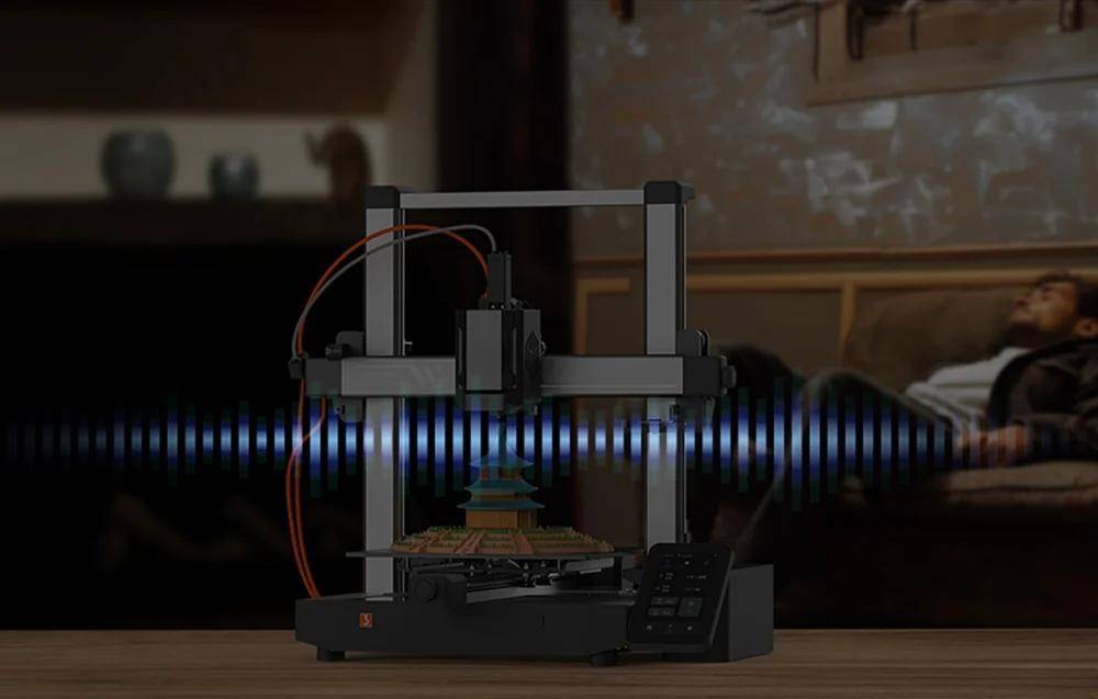Ein 3D-Drucker in Betrieb mit Schallwellen, die um ihn herum illustriert sind und eine Geräuschanalyse andeuten. Ein kleines Modell wird gerade gedruckt.