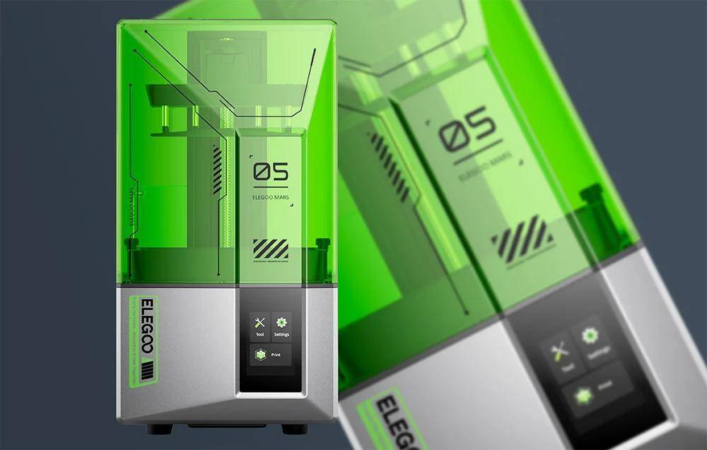 Ein 3D-Drucker mit einer grün-transparenten Abdeckung und Elegoo-Branding, der Einstellungen auf einem digitalen Bildschirm in modernem Design zeigt.