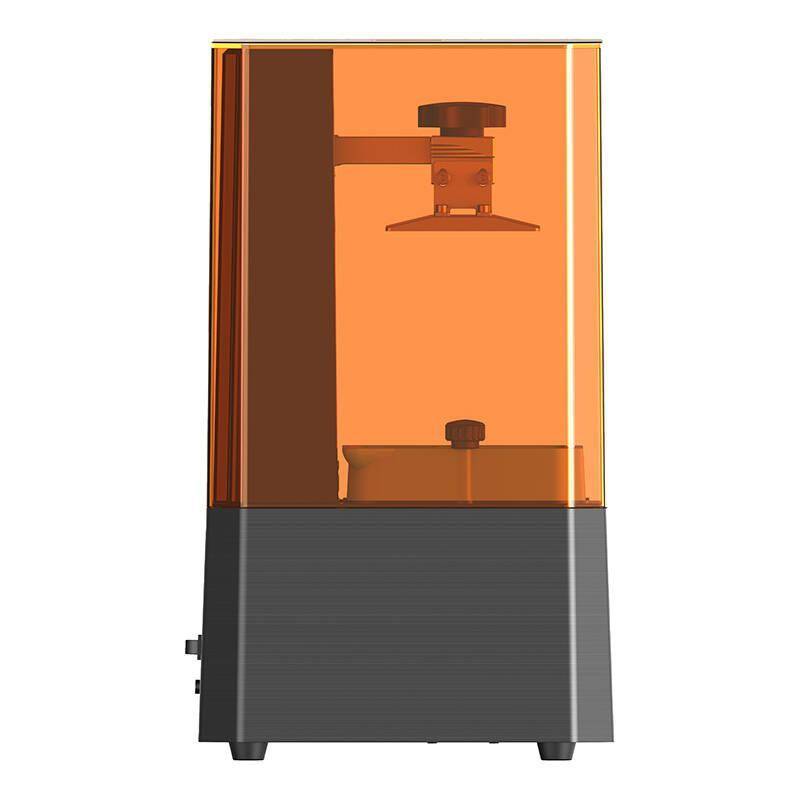 Ein 3D-Drucker mit einer orangefarbenen Abdeckung über dem Baubereich, der eine Druckplattform und einen Harz-Behälter darunter zeigt.