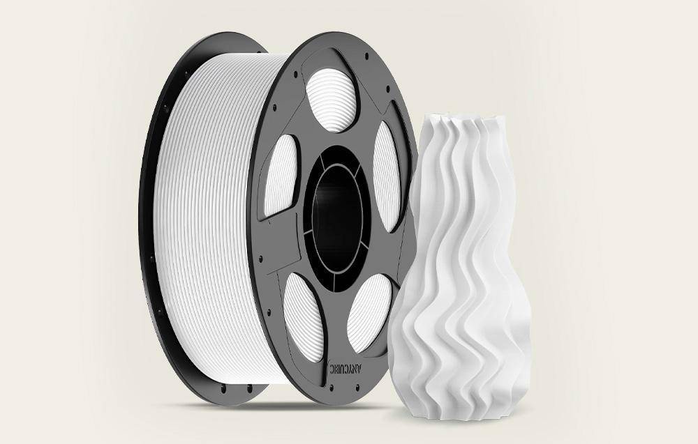 Eine Rolle weißes 3D-Druckfilament neben einer 3D-gedruckten Vase mit wellenförmigem Muster, die die Materialnutzung und Textur veranschaulicht.