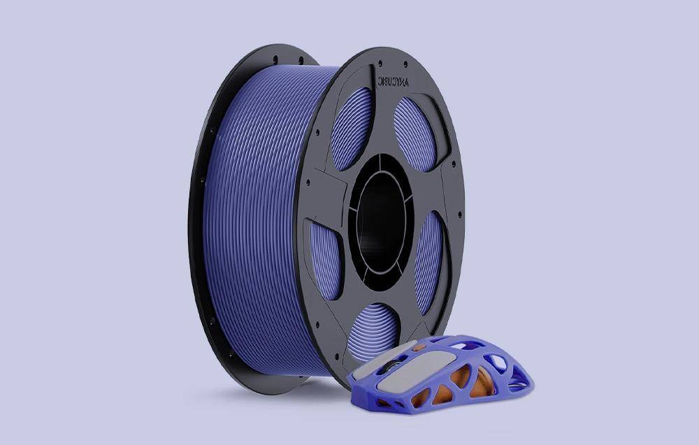 Eine Spule lila 3D-Druckerfilament mit einem kleinen, geometrischen 3D-gedruckten Objekt daneben, vor einem hellvioletten Hintergrund.