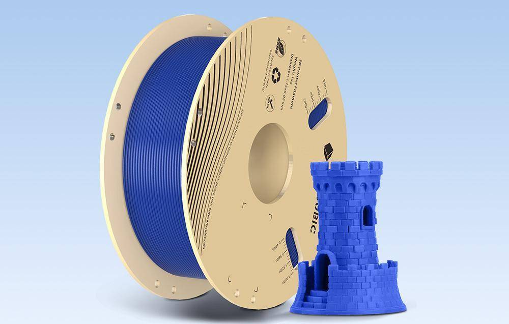 Eine Spule blaues 3D-Druckfilament neben einem kleinen, blauen, 3D-gedruckten Turm auf einem hellblauen Hintergrund.