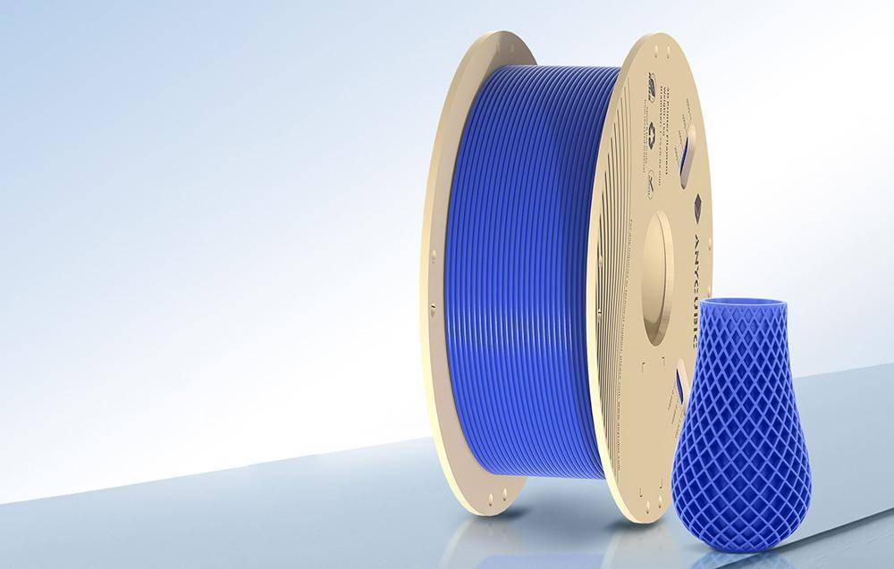 Eine Spule blauen 3D-Druckfilaments mit einem Abschnitt gedruckten Materials an der Seite, vor einem neutralen Hintergrund.