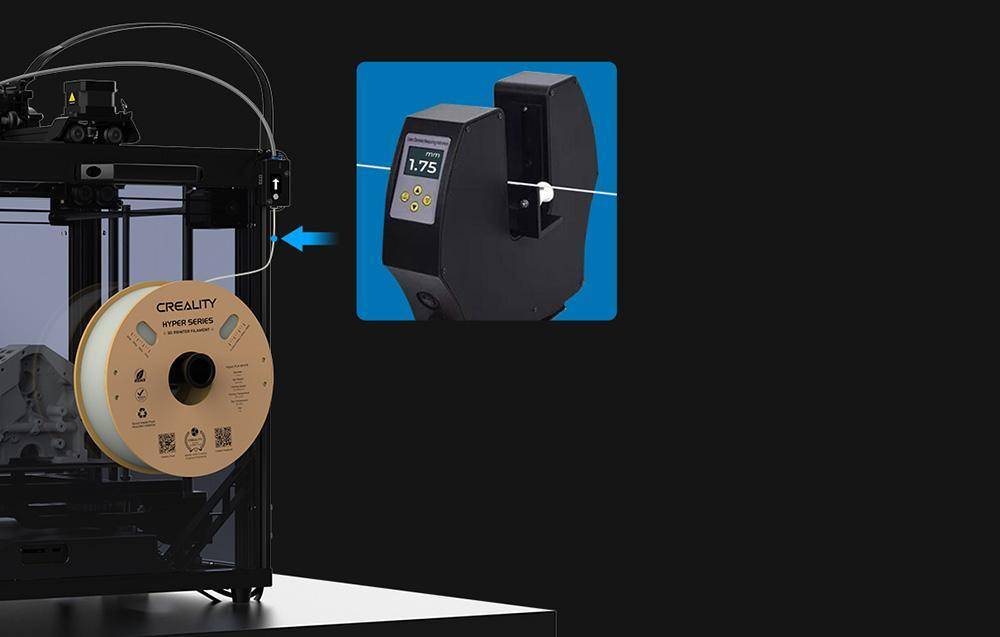 Ein 3D-Drucker mit einer Filamentrolle an der Seite. Ein Nahaufnahmeeinsatz zeigt das digitale Display des Druckers, auf dem '1,75' zu lesen ist.