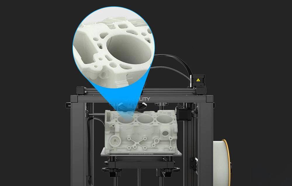 Ein 3D-Drucker, der ein detailliertes weißes Maschinenteil druckt; ein vergrößerter Ausschnitt zeigt die komplizierten Details der Struktur des Teils.