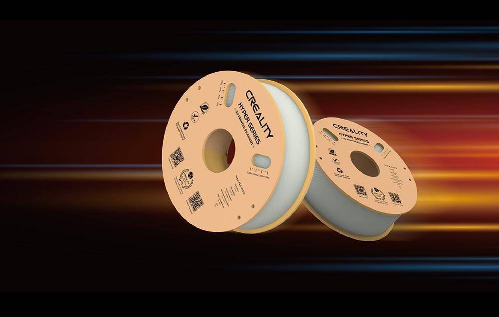 Zwei Rollen Creality Hyper Series Filament werden gezeigt, wobei Produktinformationen und Spezifikationen vor einem dunklen, unscharfen Hintergrund hervorgehoben werden.